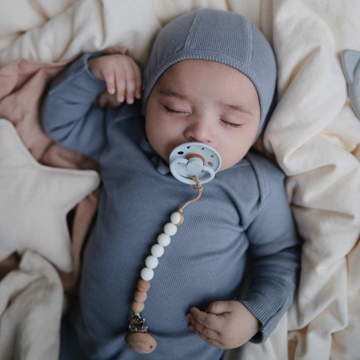
    Prendedor De Chupeta Infantil Mushie EVA White - Mushie Babytunes
  