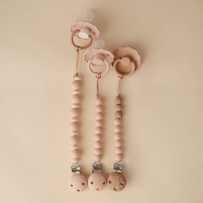 
    Prendedor De Chupeta Infantil Mushie Hera Blush - Mushie Babytunes
  