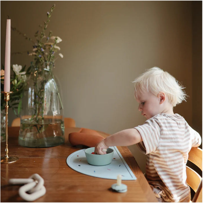 
    Tigela de Sucção Infantil Mushie Powder Blue - Mushie Babytunes
  