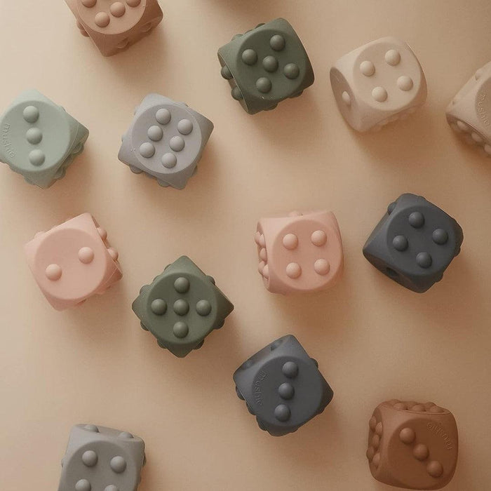 
    Brinquedo Dados Dice Press Toy Mushie 2 Peças Cambridge Blue e Shifting Sands - Mushie Babytunes
  