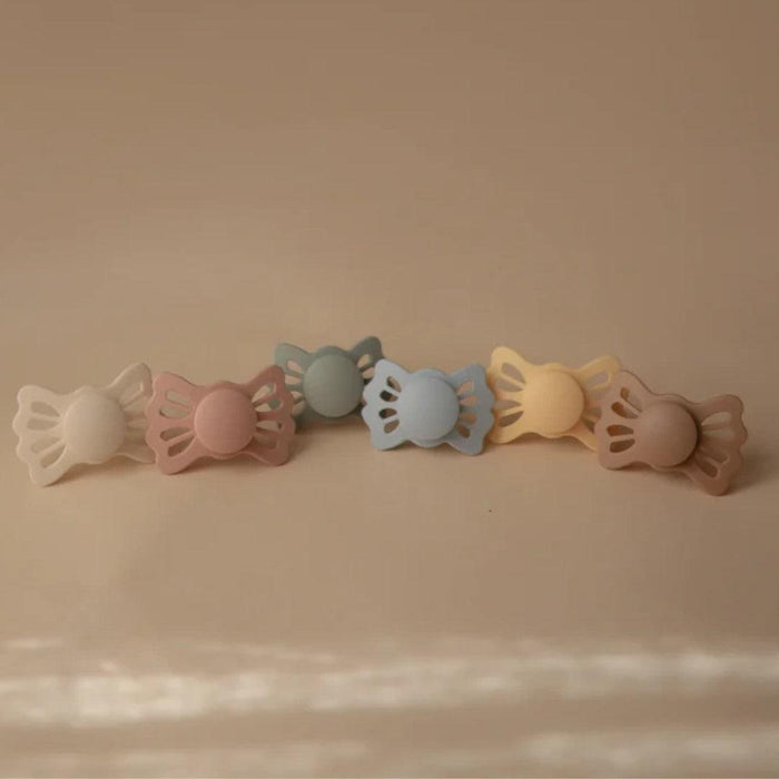 
    Kit de Chupetas Simétricas Lucky Mushie 0-6M Cream e Blush - Mushie Babytunes
  