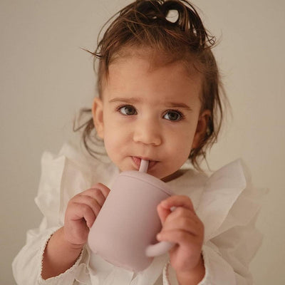 Copo Infantil Mushie Com Alças e Canudo Blush - Alças Antiderrapantes e Fáceis de Pegar