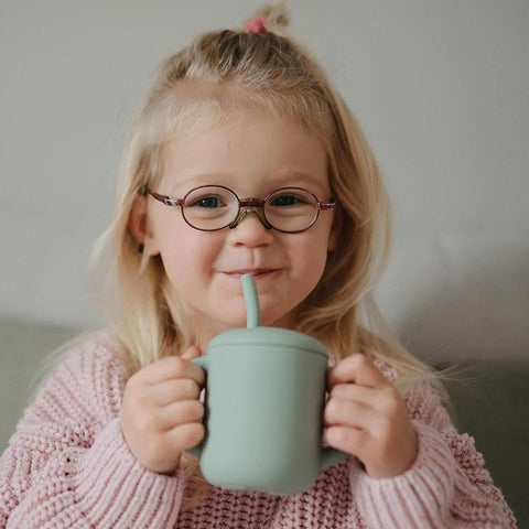 Copo Infantil Mushie Com Alças e Canudo Cambridge Blue - BR - Mushie Babytunes