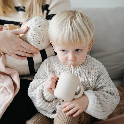 Copo Infantil Mushie Com Alças e Canudo Soft Lilac - Seguro e Conveniente