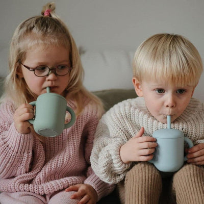 Copo Infantil Mushie Com Alças e Canudo Powder Blue - Alças Antiderrapantes e Fáceis de Pegar