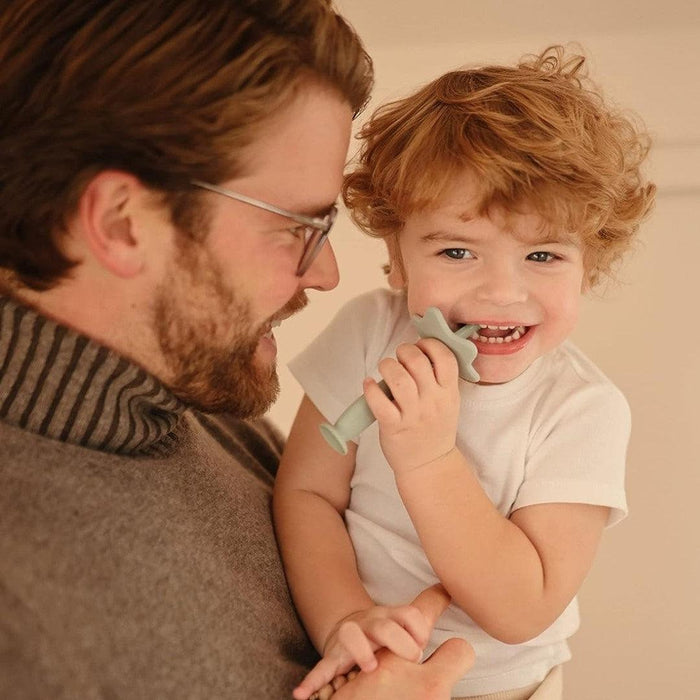 
    Escova De Dentes Infantil Com Ventosa Mushie Blush - Mushie Babytunes
  