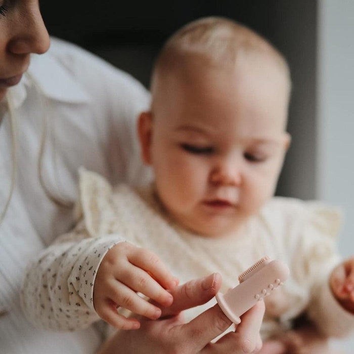 
    Kit de Escovas Dededeiras Mushie Blush/Shifting Sand - Mushie Babytunes
  