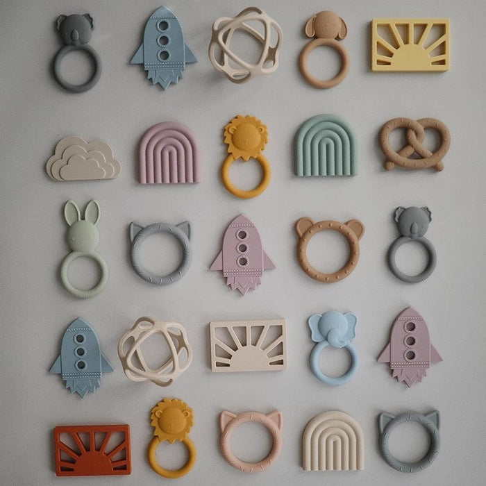 
    Mordedor Arco-Íris Mushie Cambridge Blue - Mushie Babytunes
  