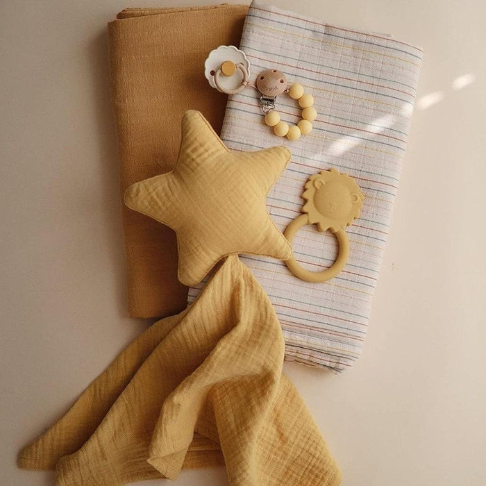 
    Mordedor Infantil Mushie Leão Soft Yellow - Mushie Babytunes
  