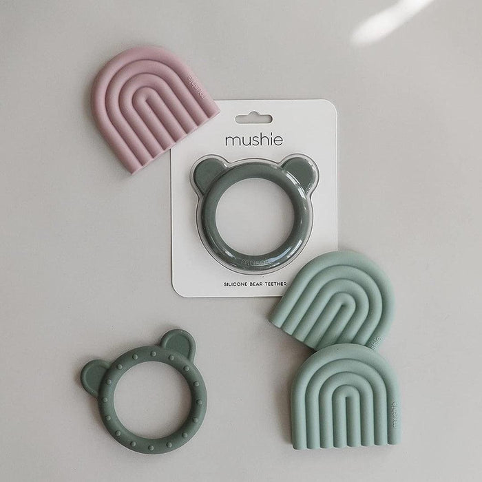 
    Mordedor Arco-Íris Mushie Cambridge Blue - Mushie Babytunes
  
