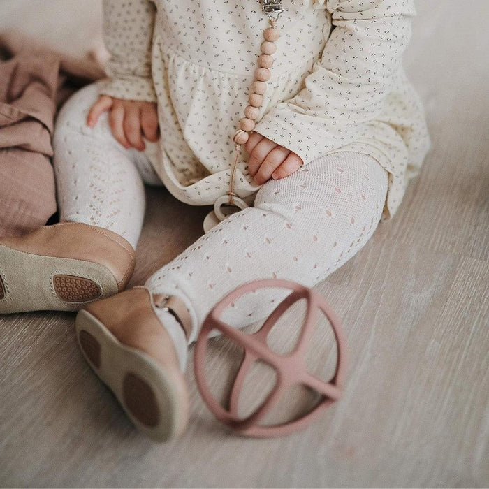 
    Mordedor Redondo Mushie Shifting Sand - Mushie Babytunes
  