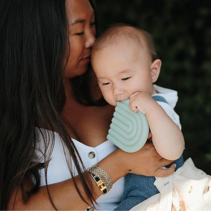 
    Mordedor Arco-Íris Mushie Cambridge Blue - Mushie Babytunes
  