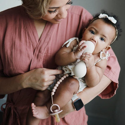 Prendedor De Chupeta Infantil Mushie Hera Blush - Segurança Garantida