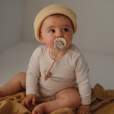 Prendedor De Chupeta Infantil Mushie EVA Blush - Segurança Garantida