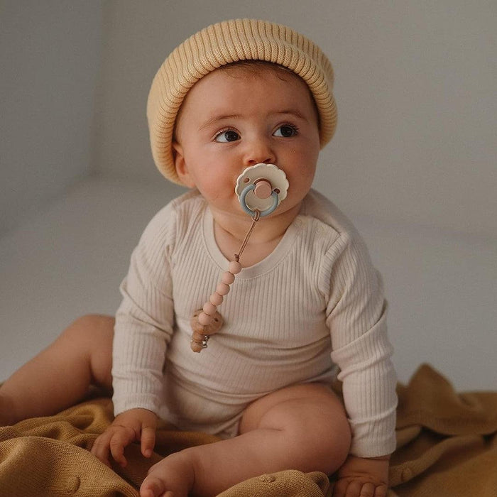 
    Prendedor De Chupeta Infantil Mushie EVA Blush - Mushie Babytunes
  