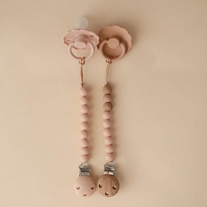
    Prendedor De Chupeta Infantil Mushie EVA Blush - Mushie Babytunes
  
