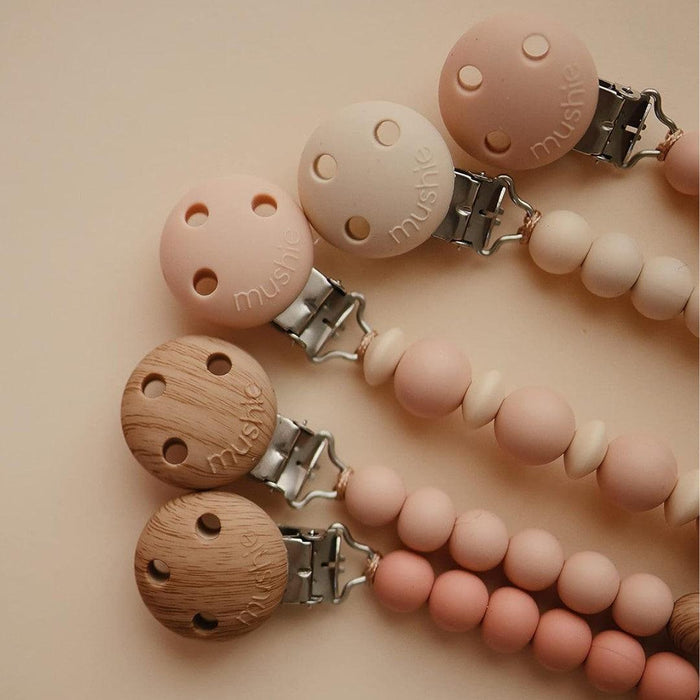 
    Prendedor De Chupeta Infantil Mushie Hera Blush - Mushie Babytunes
  