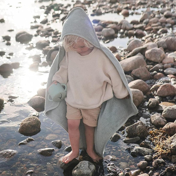 
    Toalha Infantil Com Capuz de Algodão Orgânico Mushie Sea Mist - Mushie Babytunes
  