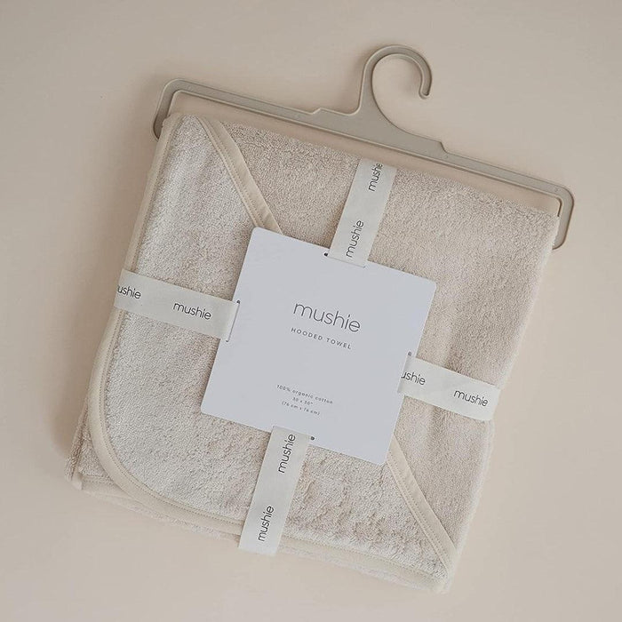
    Toalha Infantil Com Capuz de Algodão Orgânico Mushie Fog - Mushie Babytunes
  