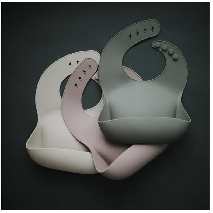 
    Babador De Silicone Infantil Mushie Silver Sage - Mushie Babytunes
  