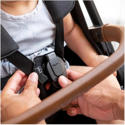Carrinho De Bebê Nuna TRVL Cinza Refined - BR - Fechaduras Automáticas com Fivela Magnética