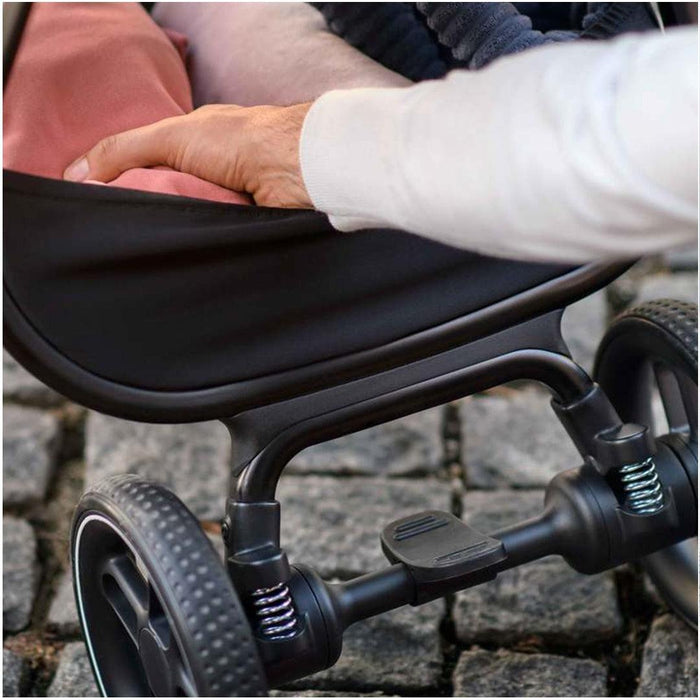 
    Carrinho de Bebê Maxi-Cosi Leona² Essential Black - Maxi-Cosi Babytunes
  