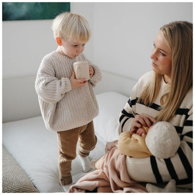 Copo Infantil Mushie Com Alças e Canudo Shifting Sand - Alças Antiderrapantes e Fáceis de Pegar