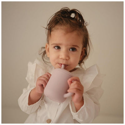 Copo Infantil Mushie Com Alças e Canudo Soft Lilac - Alças Antiderrapantes e Fáceis de Pegar
