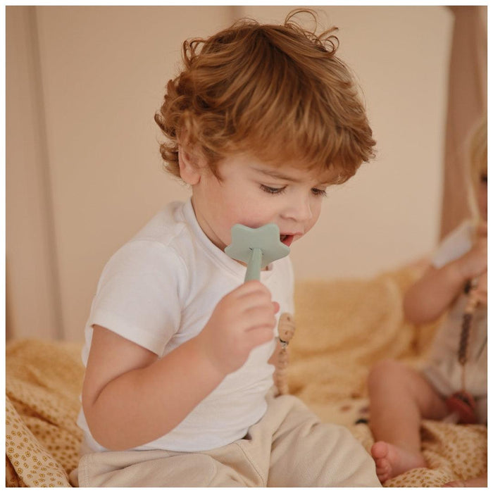 
    Escova De Dentes Infantil Com Ventosa Mushie Cambridge Blue - Mushie Babytunes
  