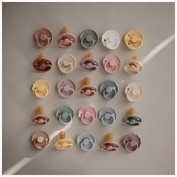 
    Kit de Chupetas Frigg Daisy Mushie Chamomile e Peach Bronze - Mushie Babytunes
  