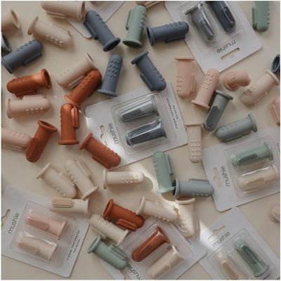 Kit de Escovas Dededeiras Mushie Shifting Sand/Cambridge Blue - Atenção