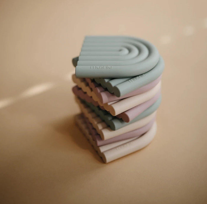 
    Mordedor Arco-Íris Mushie Cambridge Blue - Mushie Babytunes
  