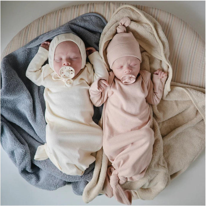
    Toalha Infantil Com Capuz de Algodão Orgânico Mushie Fog - Mushie Babytunes
  