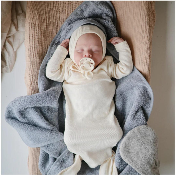 
    Toalha Infantil Com Capuz de Algodão Orgânico Mushie Tradewinds - Mushie Babytunes
  